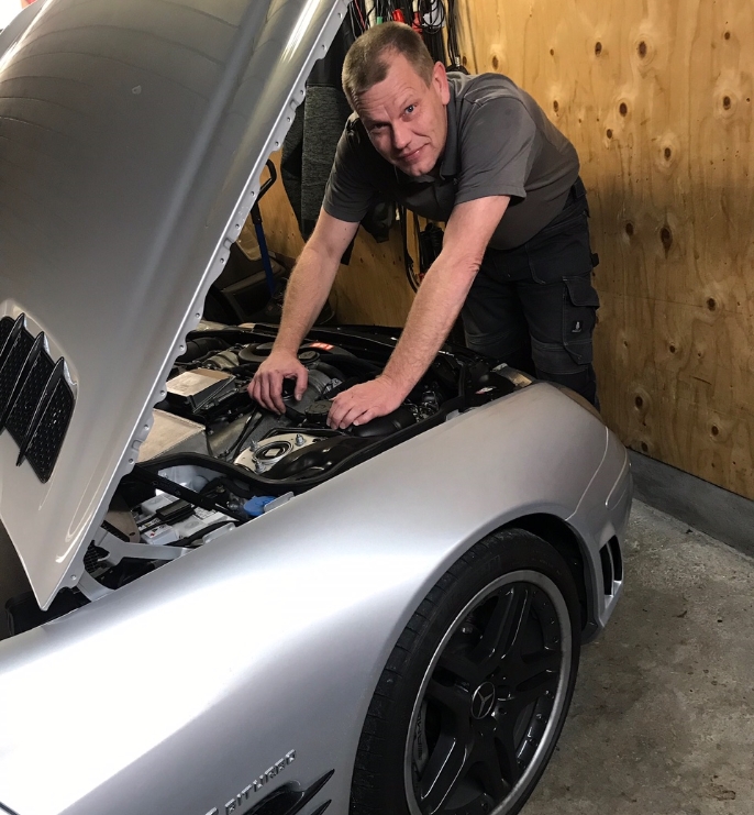 Claus arbejder på en Mercedes bil i garagen